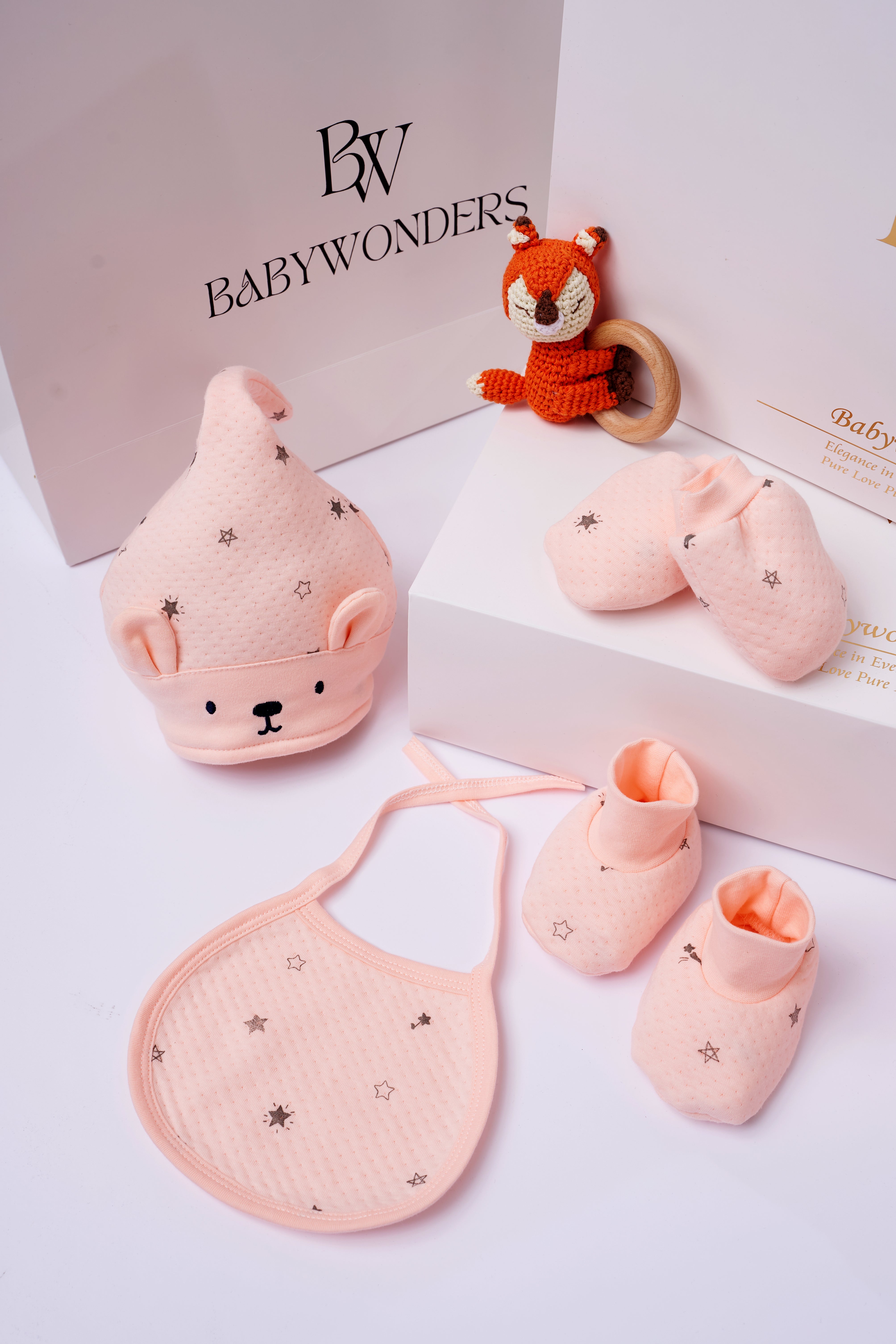 Close-up of newborn gift set with socks, hat, mittens and bib from Babywonders