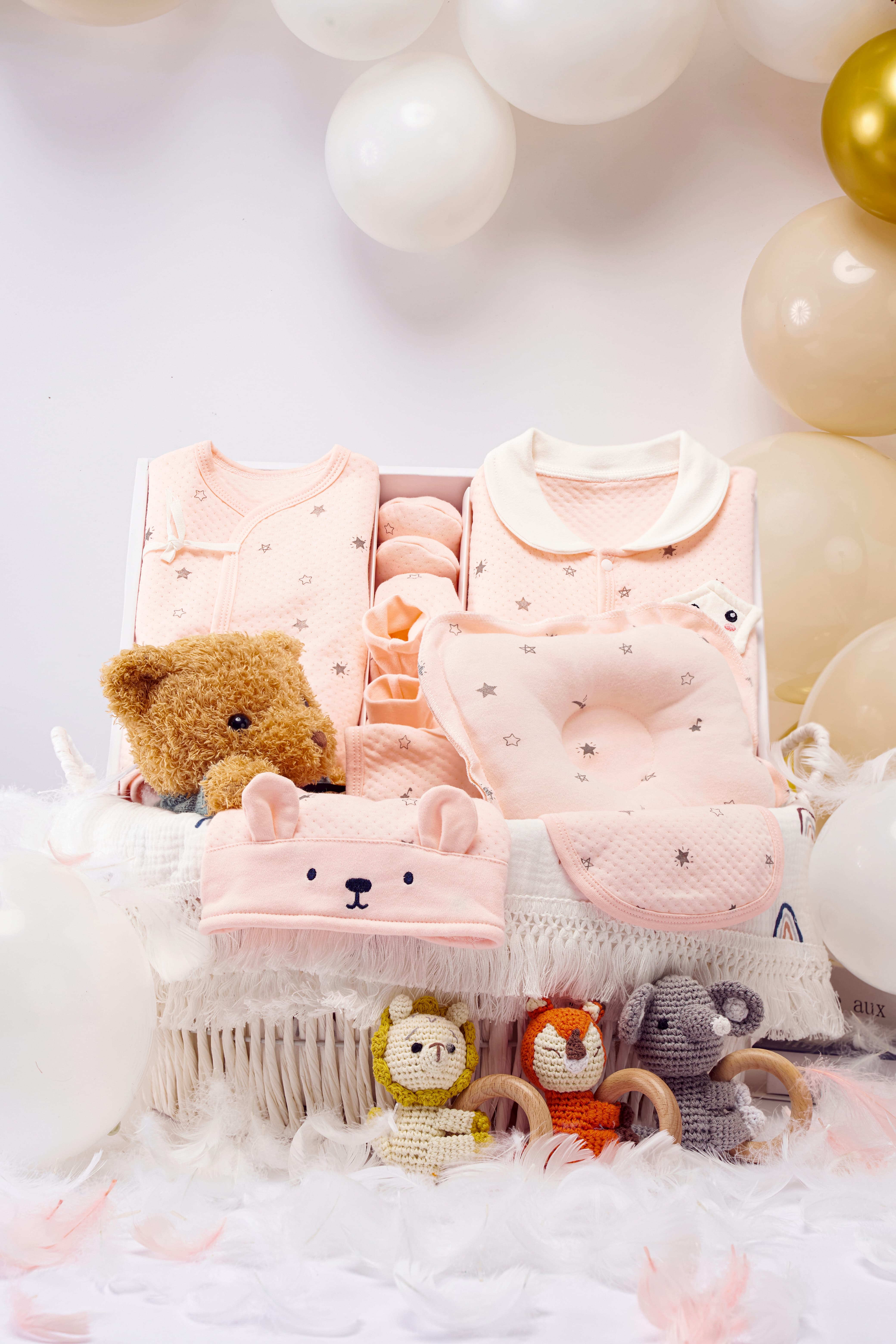 Beautifully arranged baby girl gift set from Babywonders UK – featuring soft essentials for 0–12 months