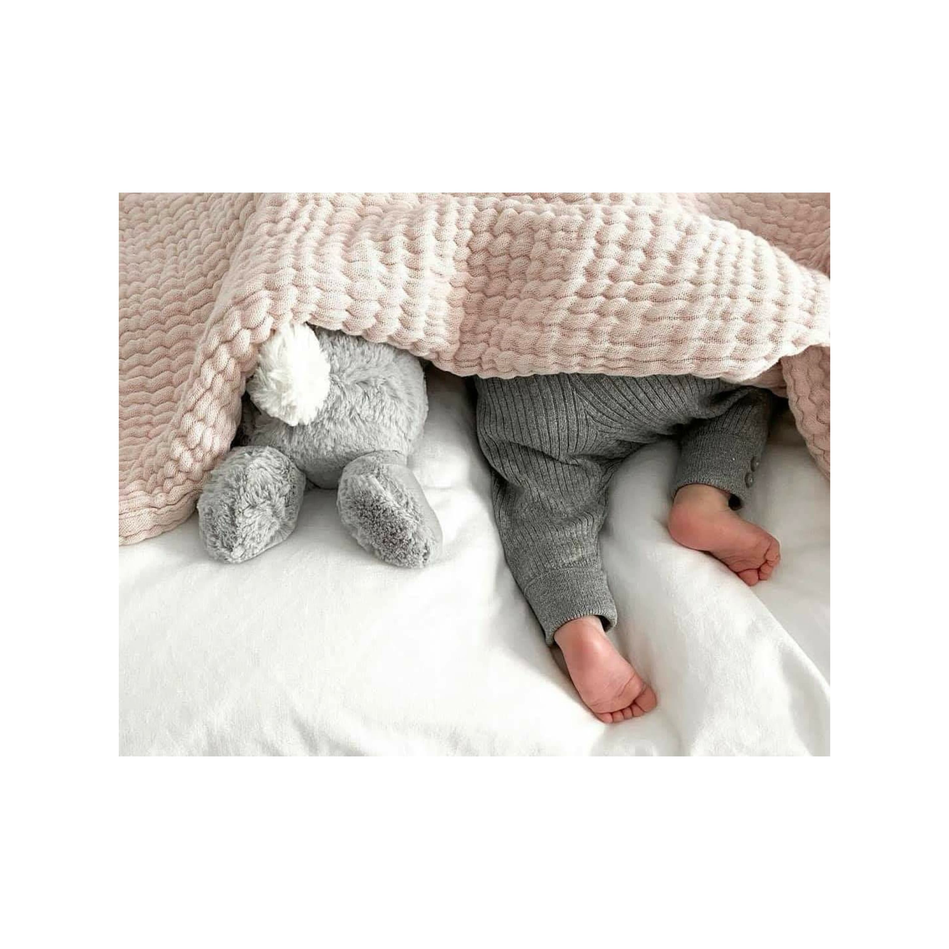 Visual guide for affordable yet thoughtful newborn gift ideas, with icons showing budget planning, practical gifts, shopping deals, and handmade options.