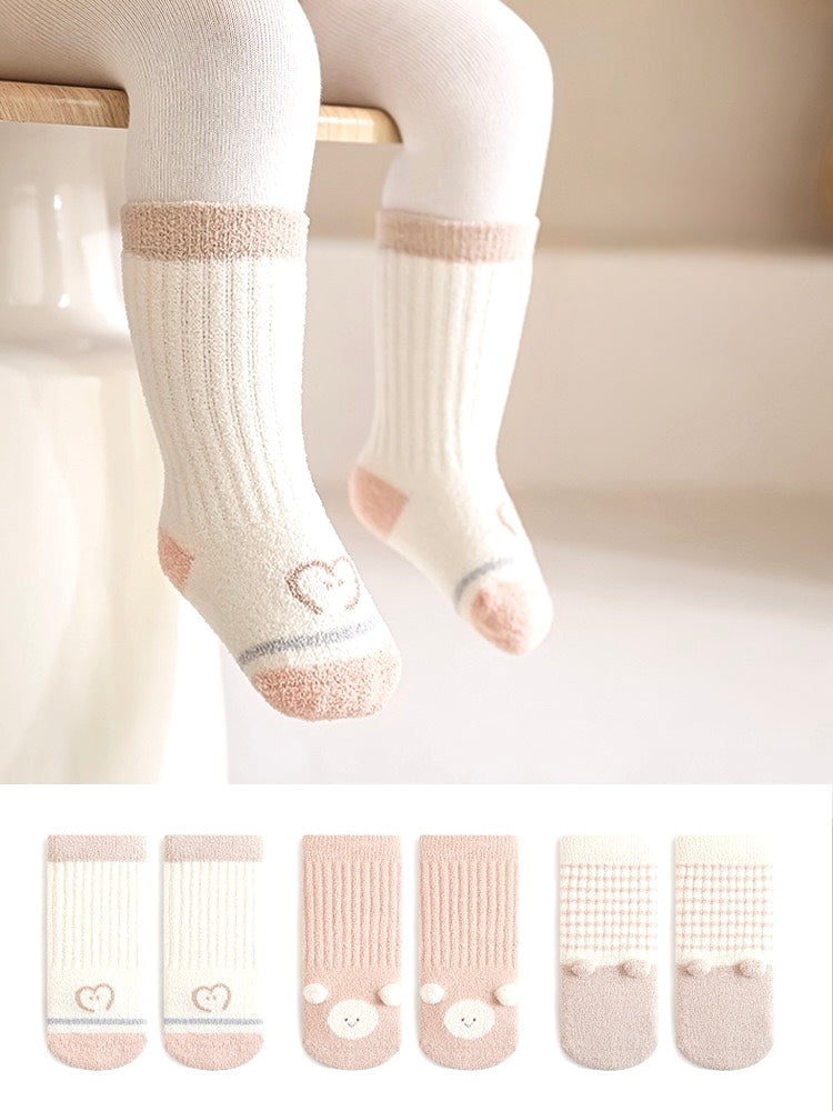 Checkered pastel baby socks for newborn and toddlers – cozy cotton comfort from BabyWonders UK