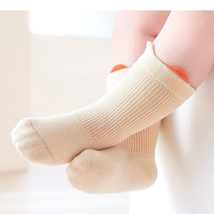 Baby wearing beige pastel cotton socks – gentle and cosy socks for toddlers