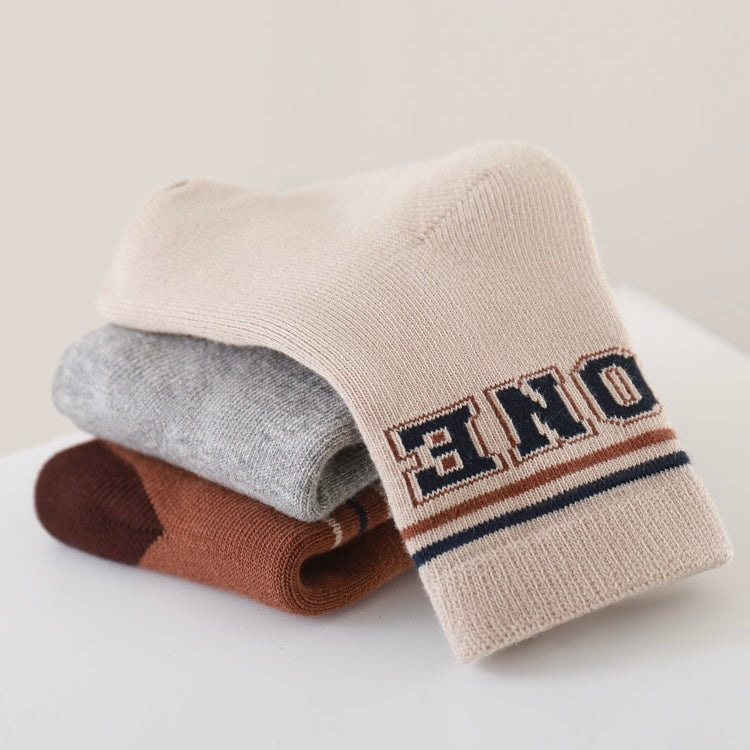 Flatlay of patterned cotton baby socks in brown, beige and navy mix – 5-pack set